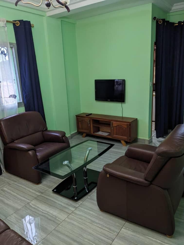 Residence 2K Studio Meuble-Chapelle Symbock-Gardien-Wifi-Location Vehicule Yaounde Exterior photo